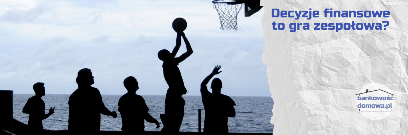 Grupa osób gra w koszykówkę zespołowo podobnie, jak rodzina może podejmować w ten sposób decyzje finansowe.